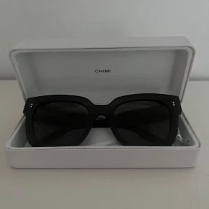 CHIMI solglasögon - Säljer mina CHIMI solglasögon som är i mycket fint skick. Bara använt dem ett fåtal gånger 🫶🏼 Modellen är 07 Dark Grey. Nypris: 1350kr  Mitt pris: 400kr
