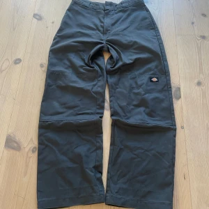 Dickies Jeans - Säljer mina Dickies Jeans i bra kvalité  Benöppning: 25 cm  Inseam: 73 cm Storlek: W31 L32  Fråga gärna om mer bilder eller om något annat!