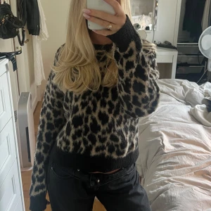 Leopardmönstrad tröja - Säljer denna supersnygga stickade leopardtröjan som är slutsåld på na-kd:s hemsida. Supersnygg nu till hösten då leopardmönster verkligen är inne nu!😍Nypris: 549 kr