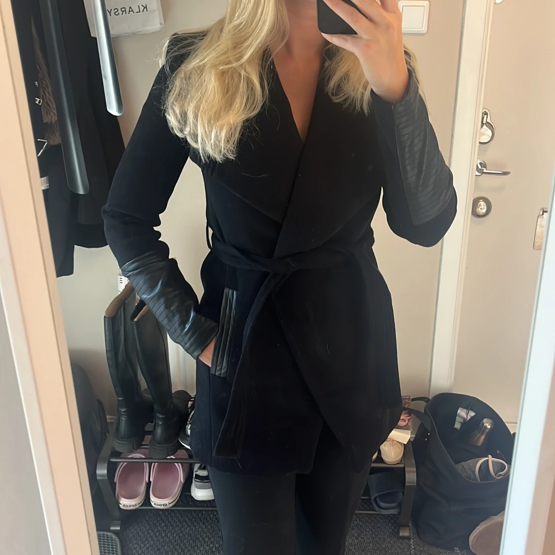 Kappa med läderdetaljer 