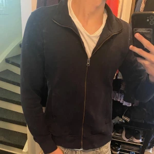 Mörkblå hel zip kofta/tjocktröja - Knappt använd, storlek S, från märket Clique