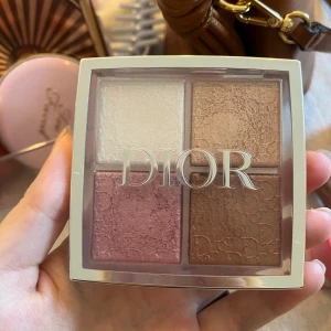 Dior highliter - Säljer min dior palett som inte längre kommer till så mkt användning.  Använd men det mesta av produkten finns fortfarande kvar, vilket man kan se på dior mönstret i highliterna. 