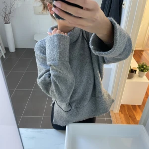Stickad tröja! - Jätte mysig stickad tröja ifrån Zara! Storlek M, bra skick 🤗