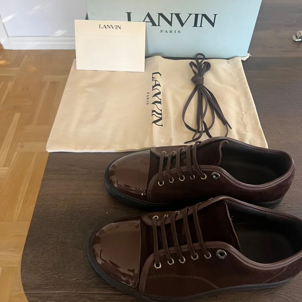 Mörkbruna Lanvins i storlek 7 vilket motsvarar 42/43. Skicket är nästan helt ny syns bara under skon att de är använda. Köpt i Milano på Lanvin butik. Har skobox, båda dustbagsen och kvitto. Säljer de för 3500 men kan gå ner i pris vid snabb affär! . Skor.