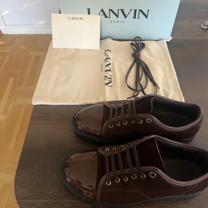 Mörkbruna Lanvins storlek 7/42 - Mörkbruna Lanvins i storlek 7 vilket motsvarar 41-42. Skicket är nästan helt ny syns bara under skon att de är använda. Köpt i Milano på Lanvin butik. Har skobox, båda dustbagsen och kvitto. Säljer de för 3500 men kan också byta, pris kan diskuteras!
