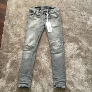 Dondup jeans - Säljer nu dessa dondup jeans då dem är för små. Köpte dem på w19 i vintras. Bra skick men fortfarande använda.