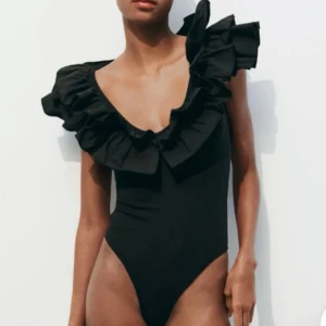 Body med volanger  - Säljer denna superfina body från zara. Endast använd en gång. Storlek M men passar S