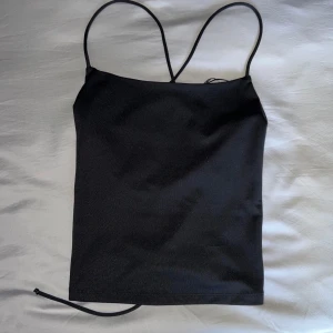 Topp med öppen rygg bikbok - Topp med öppen rygg bikbok! Storlek s, bara använd några gånger! Normal i storleken, justerbar då man knyter banden själv