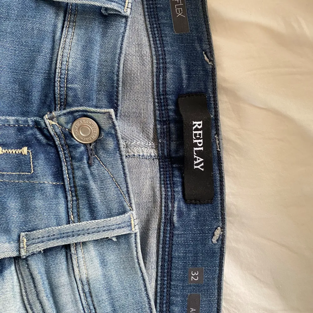 Hej! Säljer dessa feta jeans från replay. Pris går o diskuteras. Kontakta gärna. . Jeans & Byxor.