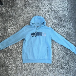 Hoodrich - Använd 1 gång, säljer pågrund utav att plast biten vid snöret åkte av (se bild 3)