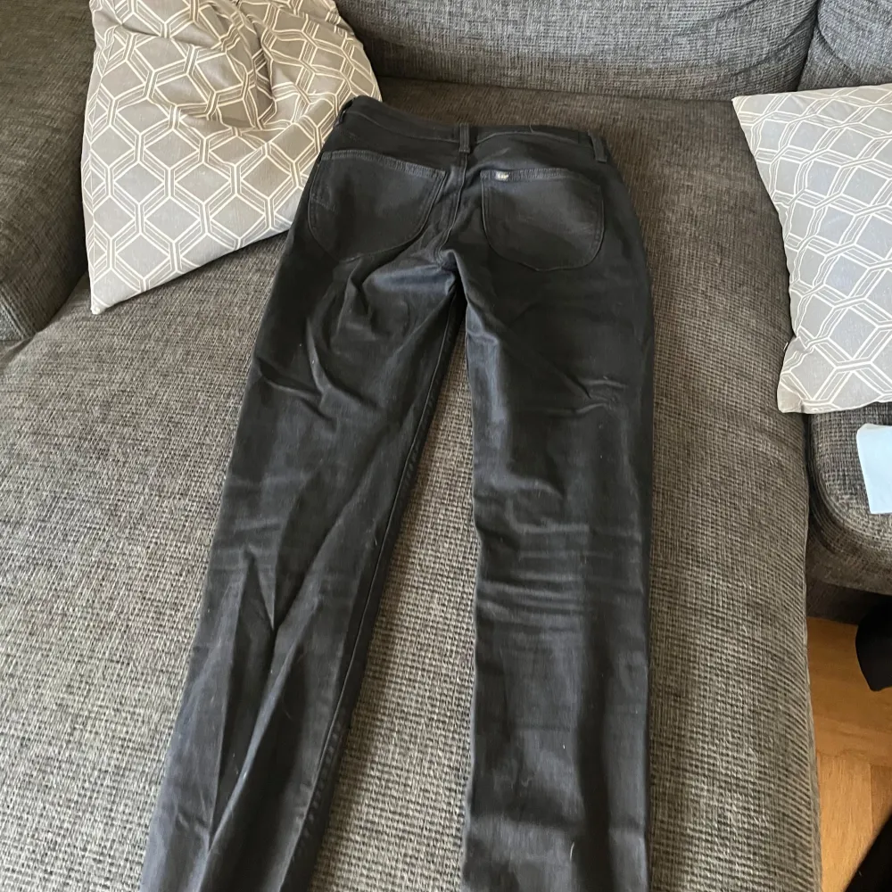 Svarta tajta jeans från Lee, knappt använda, storlek S, hör av er om ni har frågor eller vill ha fler bilder!. Jeans & Byxor.