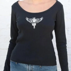 Brandy Melville långärmad tröja med döskalle - Otroligt snygg långärmad tröja inköpt från brandy Melville men nu inte riktigt är min stil o därmed säljs. Perfekt tröja nu till hösten då den är i 100% bomull. Priset går att diskuteras vid behov, vi postar alltid dagen efter köp! 💕🎀🎶