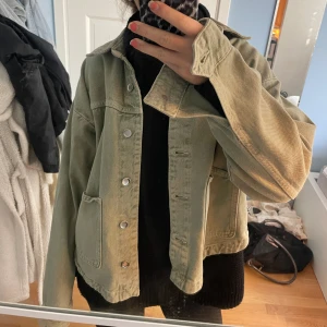 Grön jeans jacka - Fin jeans jacka från zara i storlek S. Bra skick och superfin nu till hösten!