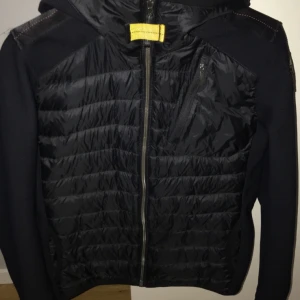 Parajumper cardigan  - Säljer denna feta parajumper cardiganen som är i skick 9/10 och är i storlek S nypris: 3700kr