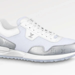 Nya vita sneakers  - Helt nya oanvända sneakers med låda och papper samt certifikat. Hör av er pris kan diskuteras.