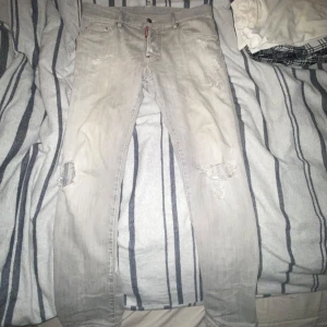 Dsqaured 2 jeans  - Ett par fräscha Dsqaured 2 jeans i storlek 48 pris kan diskuteras vid smidig affär 