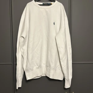 Vit sweatshirt Ralph lauren - Säljer nu min vita sweatshirt ifrån Ralph lauren i storlek s. Tröjan är köpt i Tyskland och som det står på kvittot så är den köpt för 169 euros. Bara kvitto ingår. Om du har några frågor eller  funderingar så är det bara att höra av dig!