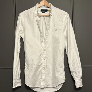 Vit skjorta Ralph lauren - Säljer nu min vita skjorta ifrån Ralph lauren. Skjortan är i storlek xs och slim fit. Den är i bra skick och nypris är ca 1600kr. Ingen box eller kvitto medföljer. Har du några frågor eller funderingar så är det bara att höra av dig!