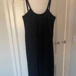 Svart midiklänning m öppen rygg - Använd men fortfarande i bra skick, perfekt till stranden!🤍 Skriv till mig innan du trycker på köp nu!!!!