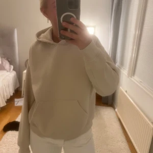 Vit hoodie  - Vanlig vit hoodie från Gina Tricot i Storlek S😄