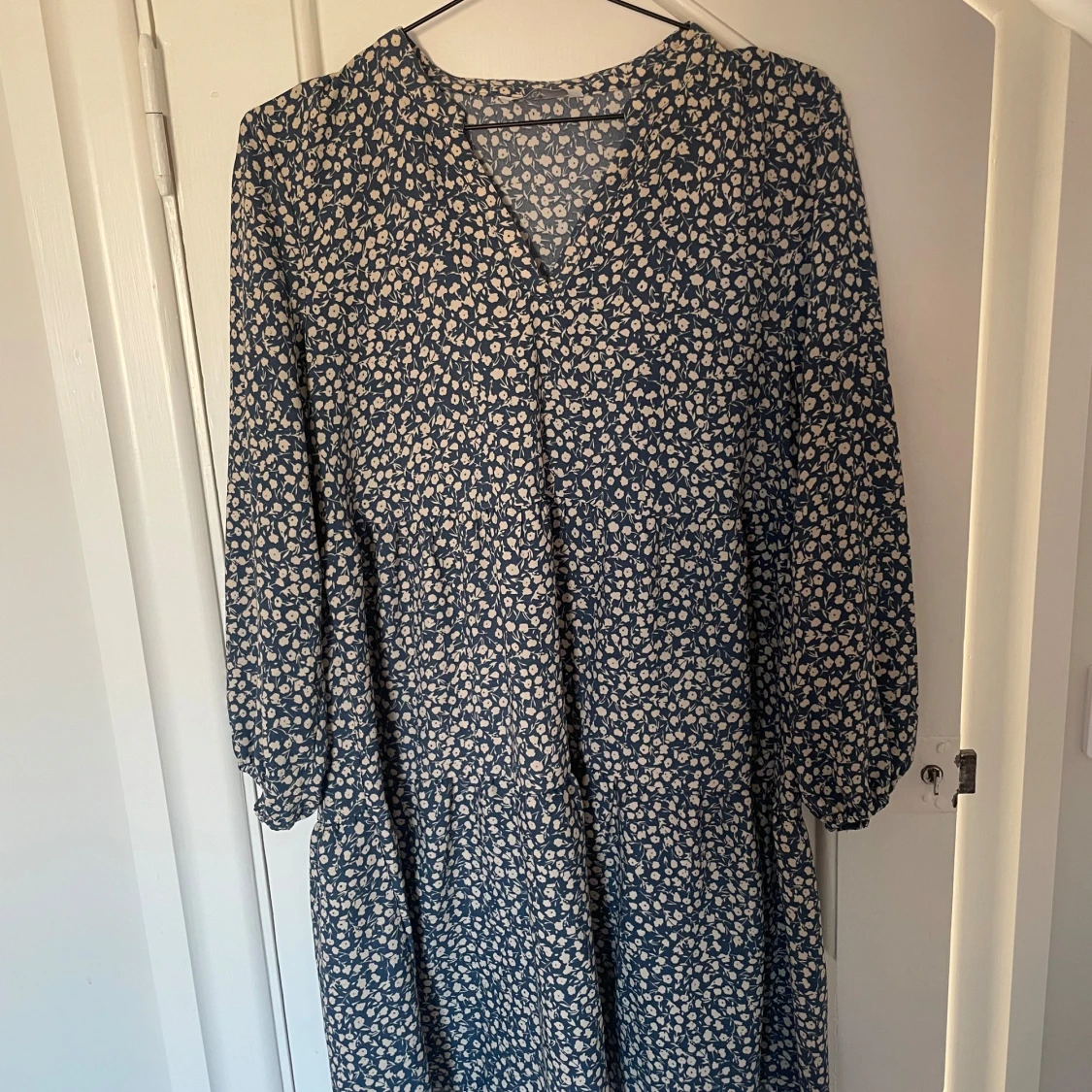 Blå & vit blommig klänning