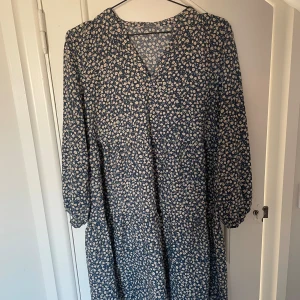 Blå & vit blommig klänning - I jättefint skick - använd fåtal gånger!🤍 Skriv till mig innan du trycker på köp nu!!!!