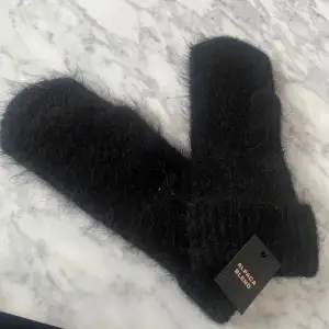 Säljer ett par supermysiga svarta vantar från Bik Bok. De är gjorda av ett fluffigt material. Perfekta för vintern och har en stilren design som passar till allt. prislapp kvar.  🖤🖤 org pris. 259kr