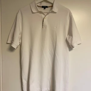 Burberry Piké  - Väldigt fin burberry piké i storlek M! Bra skicka som ny!