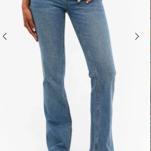 Blåa low waist jeans - Super fina low waist jeans💕 tyvärr var de jättestora på mig. De är nya med prislapp💕 Nypris 450kr