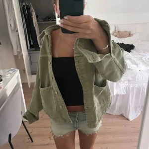 Grön jeans jacka - jeans jacka i bra skick. Inga fläckar eller sönder nånstans. Original pris 399kr pris kan diskuteras. Första bilden är lånad skriv privat för fler frågor💕