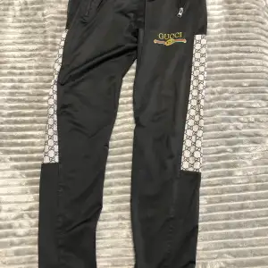 Gucci byxor jogging ( Säljer den för blev liten på mig och finns håll bara i fickorna )