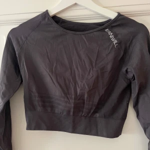 Iciw tröja - Cropad träningströja från I Can I Will. Max använd 1 gång. 