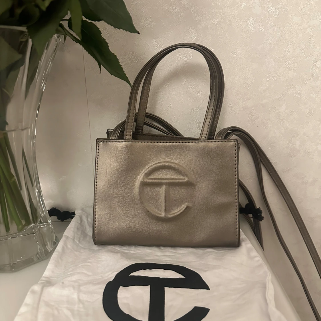 Telfar i metallic grå färg