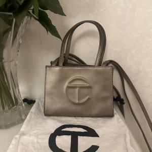 Telfar i metallic grå färg - Telfar väska i storlek S / size S. Väldigt fin skick och kommer med en dustbag
