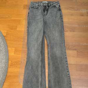 Måste tyvärr sälja mina favorit jeans då dom blivit försmå för mig. Dom är fortfarande i väldigt fint skick! Jeansen är ljusgråa från Gina, lite lägre i midjan, går strax under naveln, långa i benen även för mig som är 1,69. 