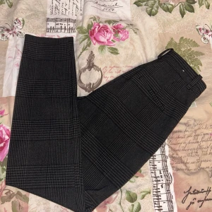 Chinos byxor  - Helt nya, oanvända chinos från h&m🌸  Passa perfekt till hösten som ligger bakom hörnan!  