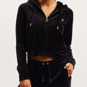 Juicy Couture svart huvtröja - säljer en snygg 2000s Juicy Couture huvtröja i nyskick, använd endast en gång🖤 Nypris 1399kr  