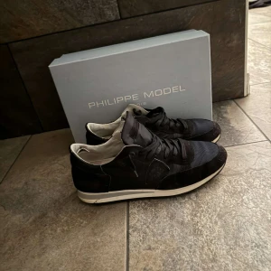 Philip model skor - Hej! Säljer min killes Philip models skor som är använda en del men dem har lite kvar att ge. Färgen är blå. Och dem är i storlek 43