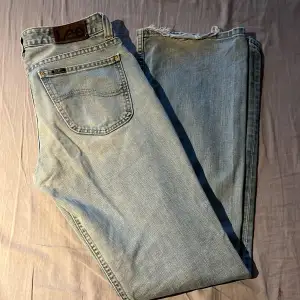 Skitsnygga vintage lågmidjade bootcut jeans ifrån Lee! Älskar dom men tyvärr för stora för mig. Vintage men fof i väldigt bra skick.