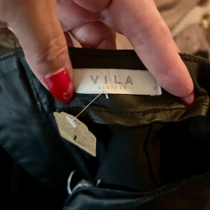 VILA Byxor stretch  - Svarta byxor med stretch material 