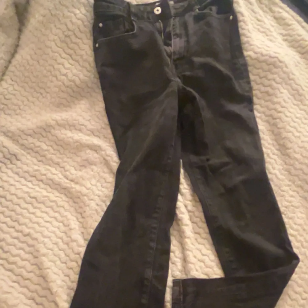 Svarta straight low jeans från Zara i stl 34 det är normala i storleken och bara använda en gång då det är för långa för mig. De har ett Zara märke ovanför bakfickorna.. Jeans & Byxor.