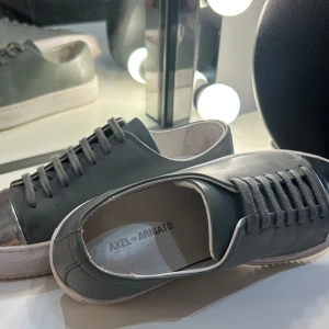 Axel arigaro skor  - Säljer mina arigatos pga för små,  Använda fåtal gånger. Skorna är i läder, fint skick men lite creasade(syns på bild 2) men det är inget man tänker på.   Skriv om ni har frågor❤️