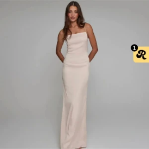 Klänning  - Jättefin klänning från Nelly i ljus rosa/ beige färg. Använd en gång 