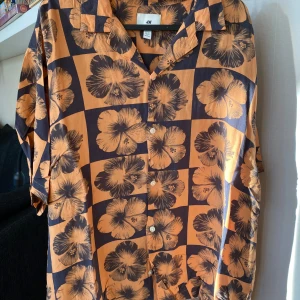 Kortärmad skjorta oversized - Bra skick, använd endast ett fåtal gånger.