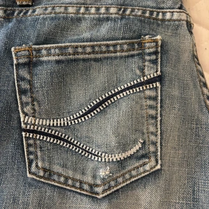 As snygga jeans - Säljer dessa jätte fina jeans pga att dem är alldelses för korta för mig. Slitna längst ner på benen och ett litet hål på backfickan (se bilder) Köpta här på Plick💞 