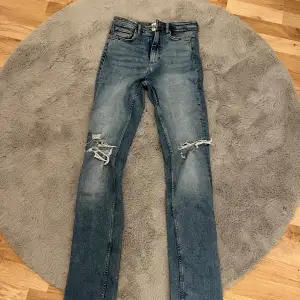 Säljer ett par zara jeans i storlek S.