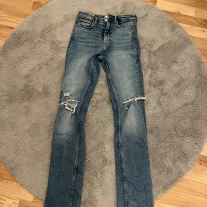 Zara jeans  - Säljer ett par zara jeans i storlek S.