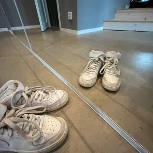 Vita Nike Air sneakers - Säljer ett par vita Nike Air sneakers i storlek herr 42. De har en klassisk design med snörning och en högre krage för extra stöd. Skorna är i välanvänt skick men fortfarande bekväma och perfekta för vardagsbruk.