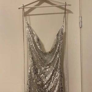 Silvrig paljettklänning nyår - Silvrig paljettklänning  Nyår, festklänning 