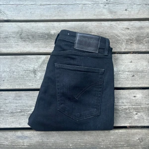Dondup Jeans - Fräscha dondups, står superskinny inuti på lappen men sitter liknande som George. Skick 8/10. Storlek 29. Priset är inte huggit i sten. Hör av er vid frågor eller funderingar ✌️